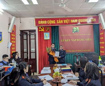 Chi bộ Viện KSND quận Hoàn Kiếm tổ chức Lễ kết nạp Đảng viên mới